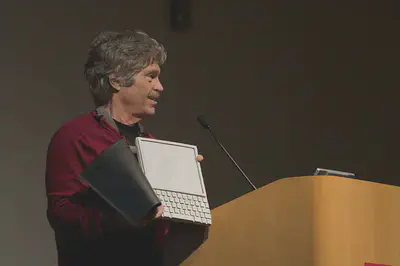 Alan Kay mostrando el prototipo del Dynabook