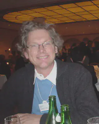 Bill Joy co fundador de Sun MicroSystems, creador de Vi la leyenda dice que reescribió el kernel de BSD en un fin de semana