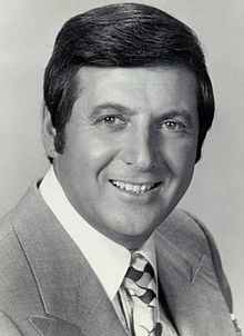 Monty Hall, famoso presentador de concursos norteamericano de la década de 1960.